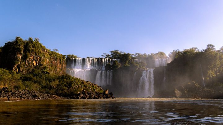Vista panorámica de las Cataratas del Iguazú desde una pasarela rodeada por la selva misionera.