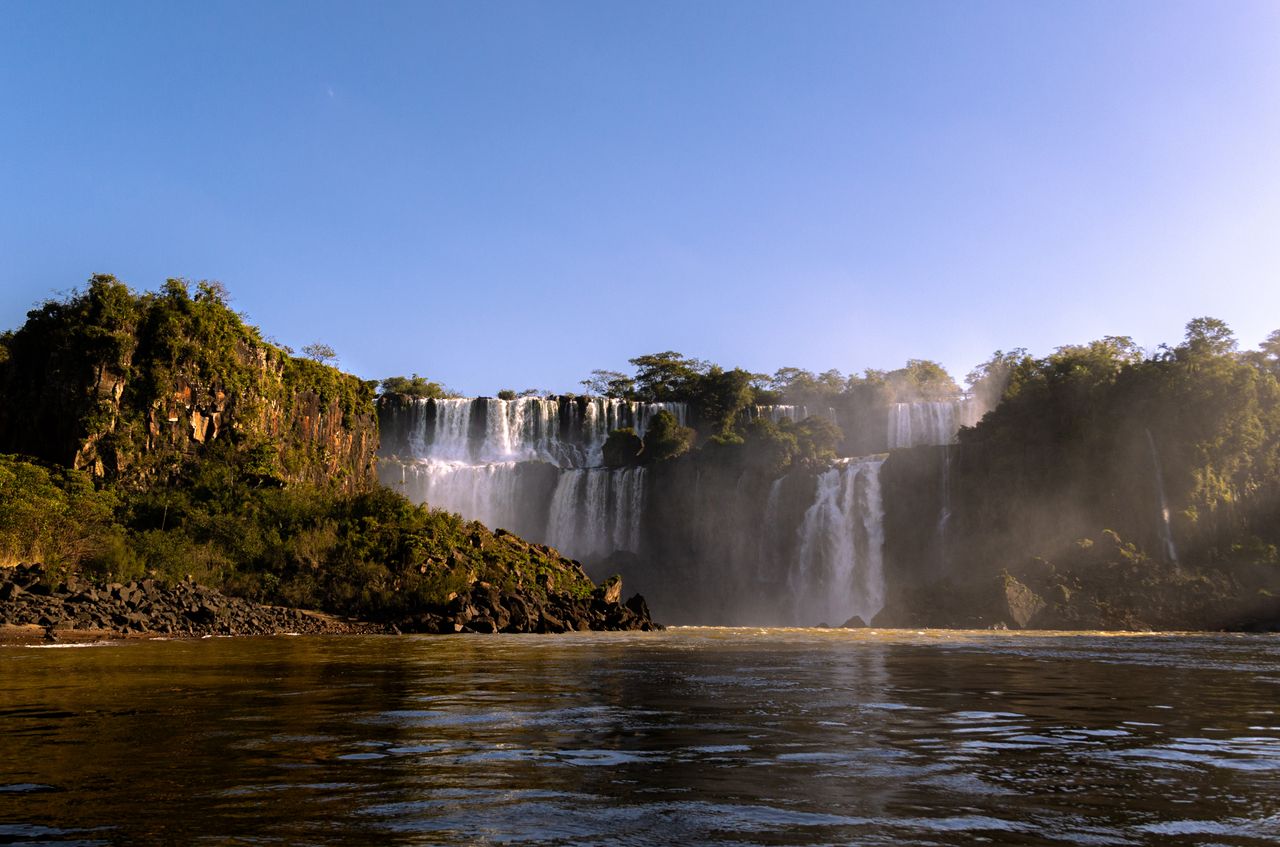Vista panorámica de las Cataratas del Iguazú desde una pasarela rodeada por la selva misionera.