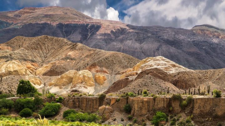 Camino de la Quebrada de Humahuaca entre cerros de colores y pueblos del norte de Jujuy.