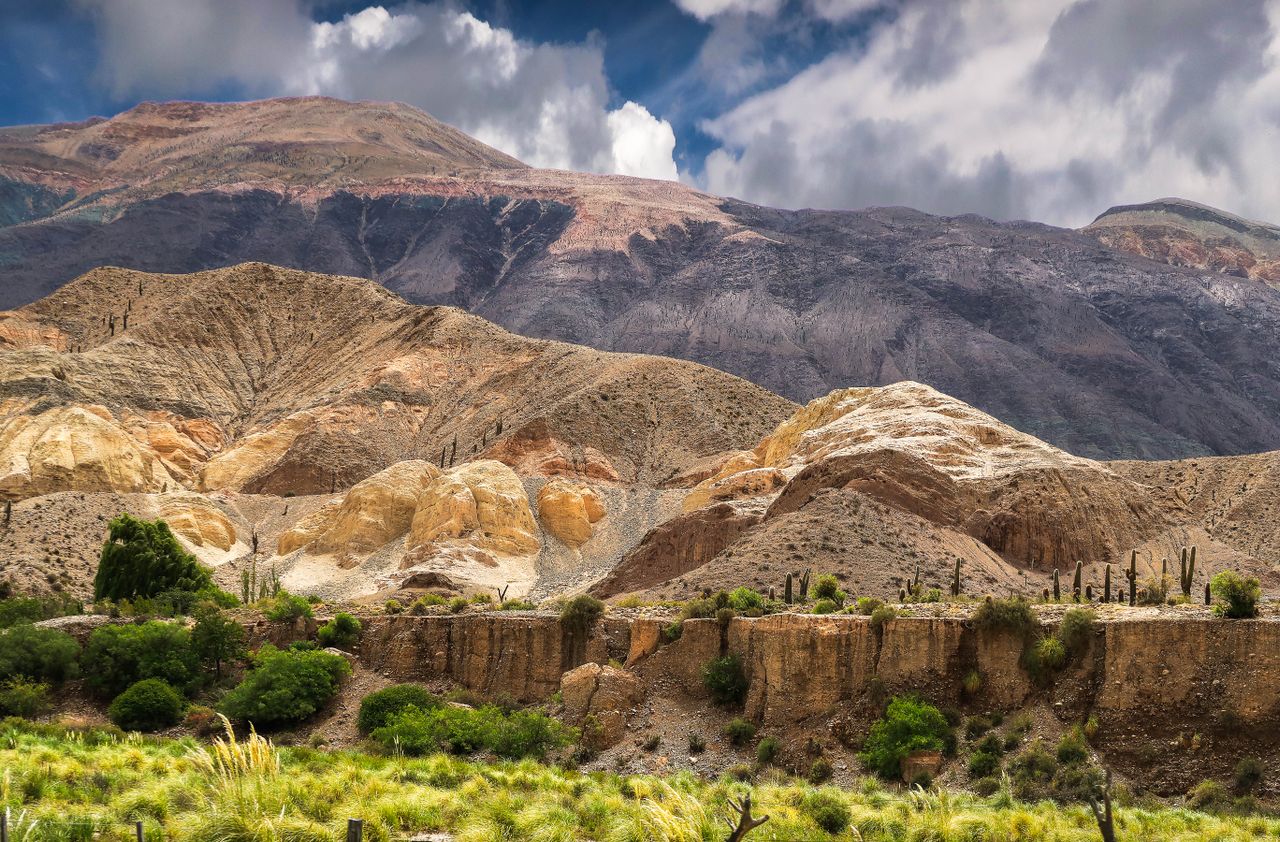 Camino de la Quebrada de Humahuaca entre cerros de colores y pueblos del norte de Jujuy.