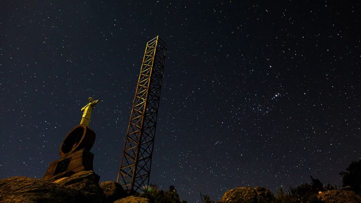 Telescopio de un observatorio en San Juan bajo un cielo nocturno despejado y estrellado.