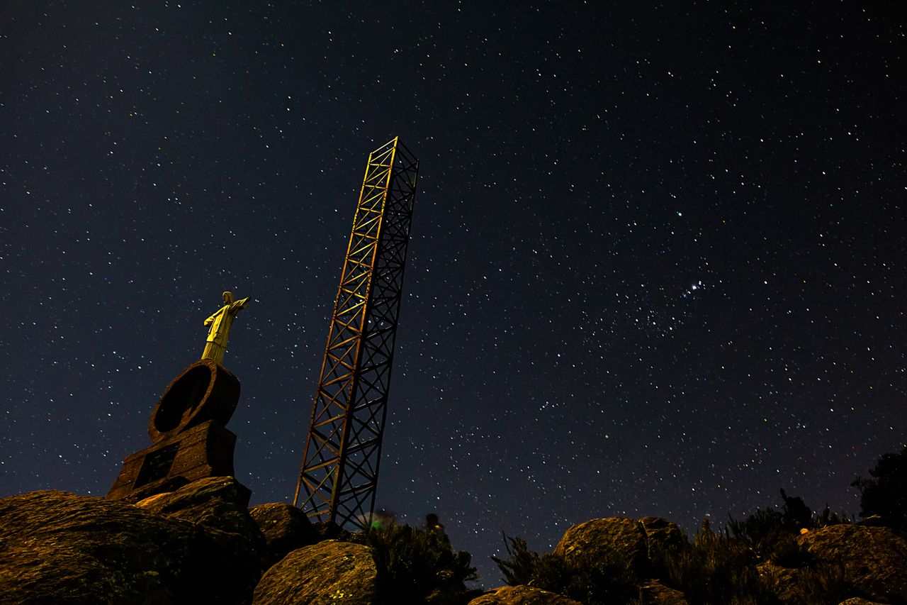 Telescopio de un observatorio en San Juan bajo un cielo nocturno despejado y estrellado.