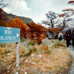 Grupo de senderistas consultando un mapa en un sendero señalizado de un parque nacional argentino.
