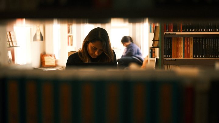 Sala de una biblioteca popular argentina con estanterías, mesas de lectura y computadoras comunitarias.