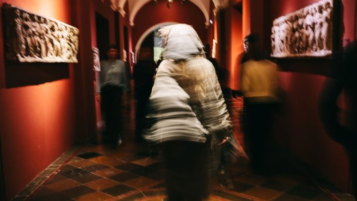 Visitantes recorriendo una sala de museo argentino con obras y recursos de interpretación digital.
