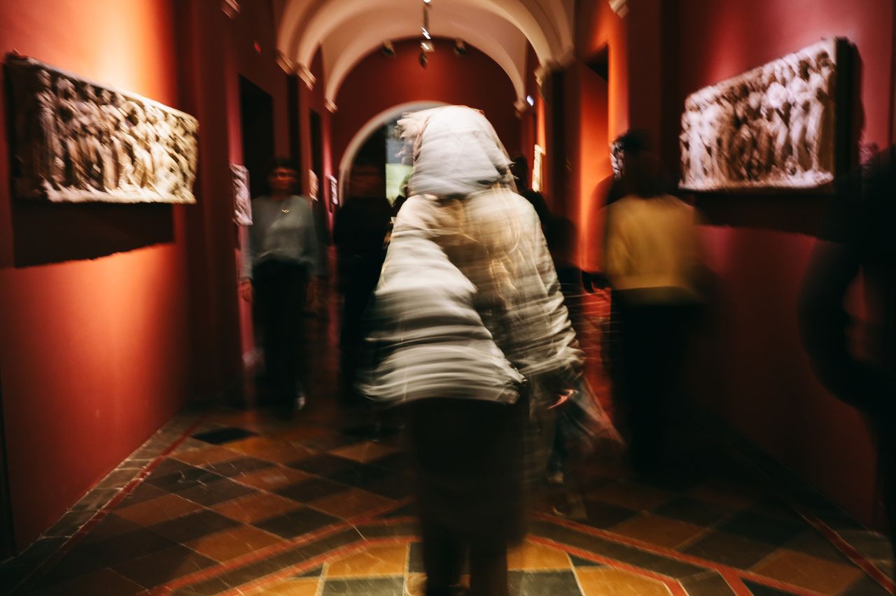 Visitantes recorriendo una sala de museo argentino con obras y recursos de interpretación digital.